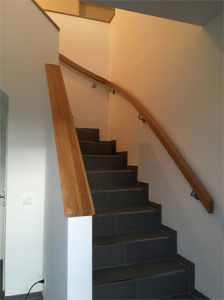 Handlauf und Ablage Treppe -1